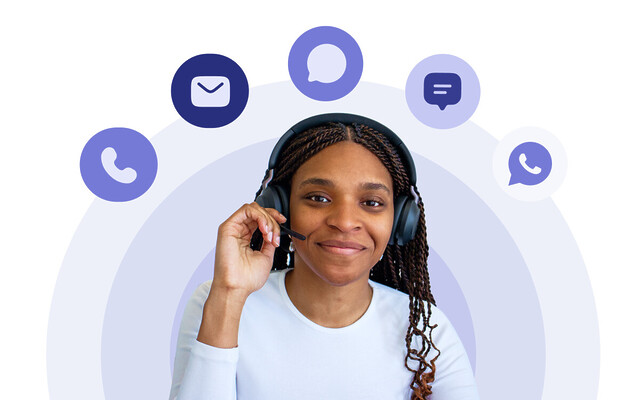 Photo d'un agent de centre de contact, ainsi que les icônes des différents canaux de communication