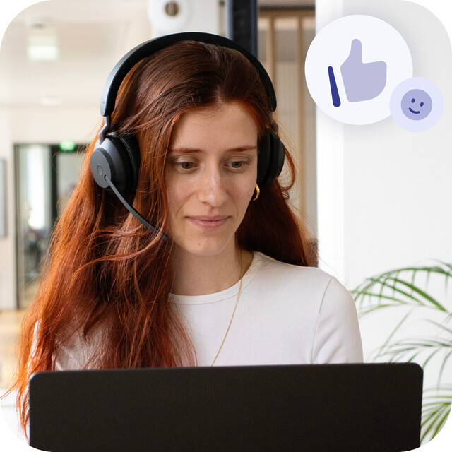 Photo d'un agent de centre de contact, ainsi qu'une icône de pouce et un smiley