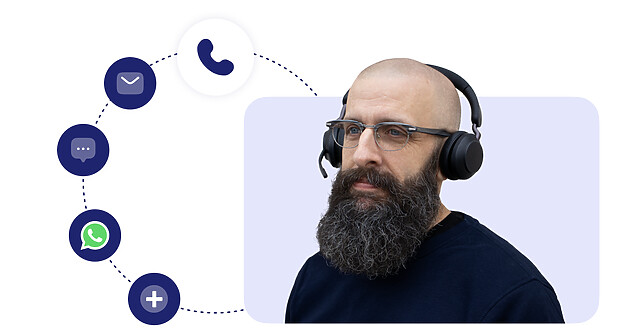 Photo d'un agent de centre de contact, ainsi que les options d'une solution omnicanal